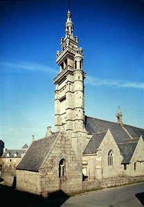 Udsigt over klokketårnet i kirken Notre-Dame de Kroaz-Baz, bygget ca. 1550 af French School